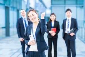 ガッツポーズをする女性