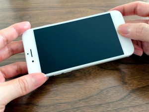 スマートフォンを持つ手